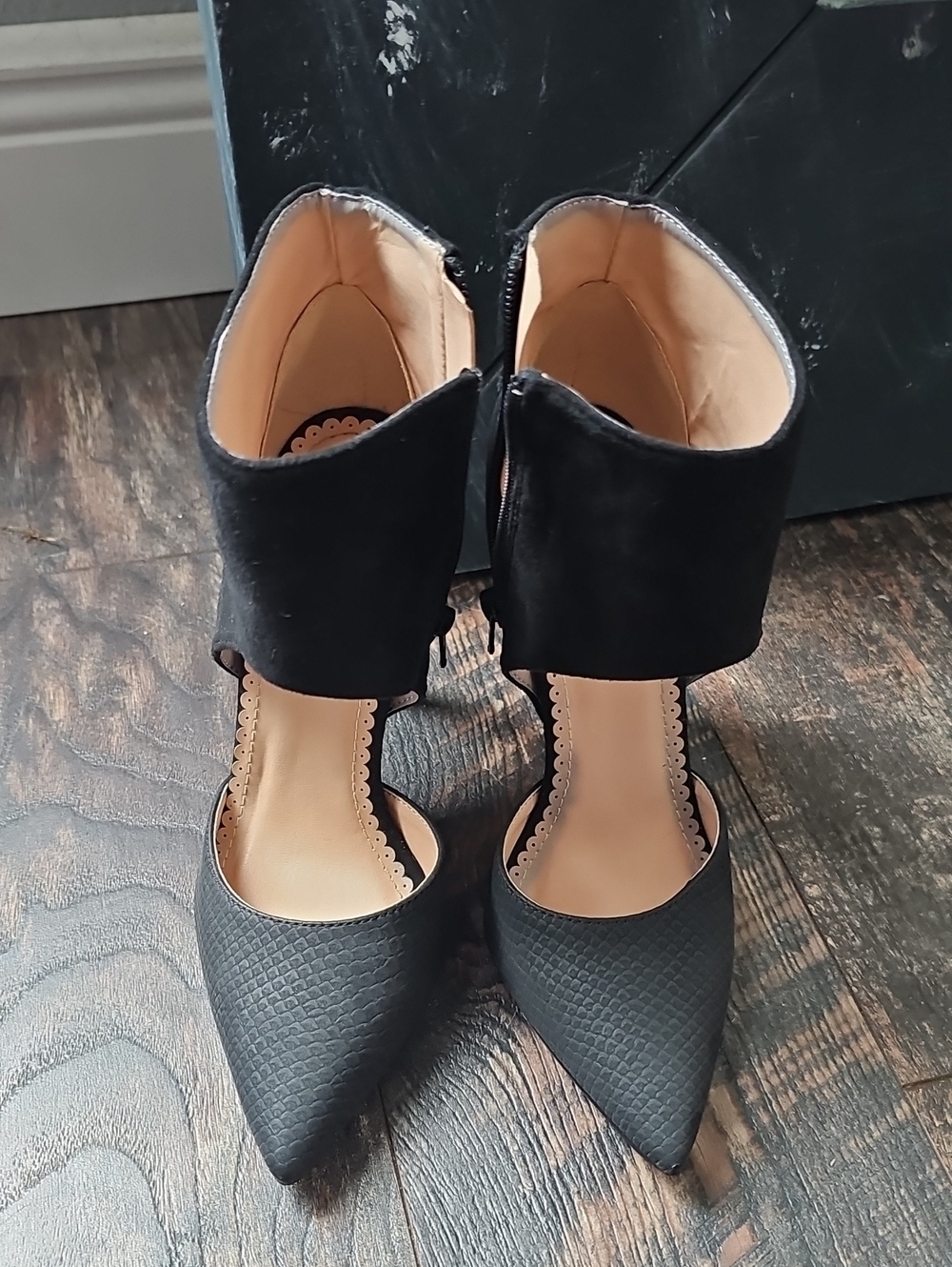 Women's Black Pointed-Toe Ankle Strap Pumps
